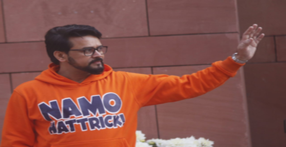 'नमो हैट्रिक' की भगवा टीशर्ट पहनकर संसद भवन पहुंचे अनुराग ठाकुर