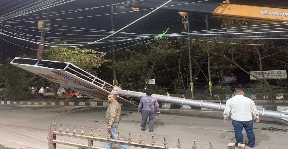 गुवाहाटी में चुनावी नियमों के पालन के लिए होर्डिंग्स हटाने की कार्रवाई