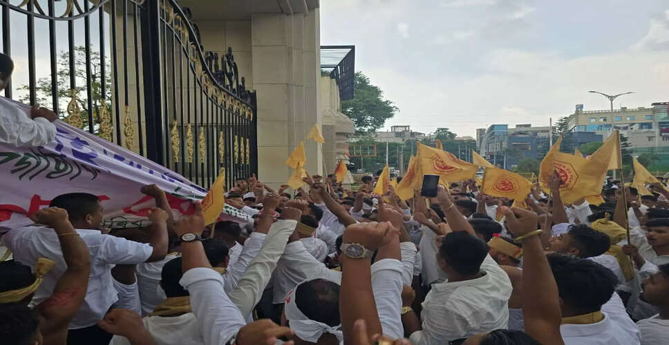 ताई अहोम समुदाय के लिए अनुसूचित जनजाति का दर्जा मांगने वाले छात्रों का प्रदर्शन