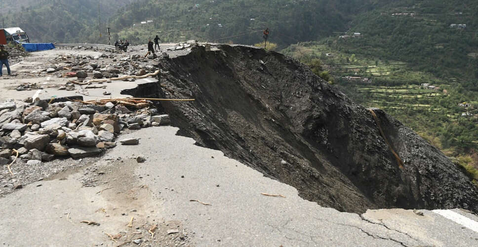 हिमाचल प्रदेश में बादल फटने से बाढ़, तीन लोग लापता