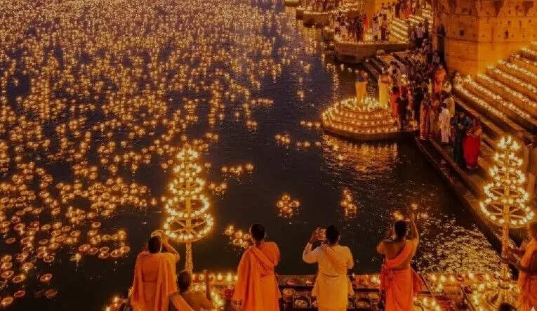 काशी में देव दीपावली: 15 लाख दीपों से जगमगाया दशाश्वमेध घाट