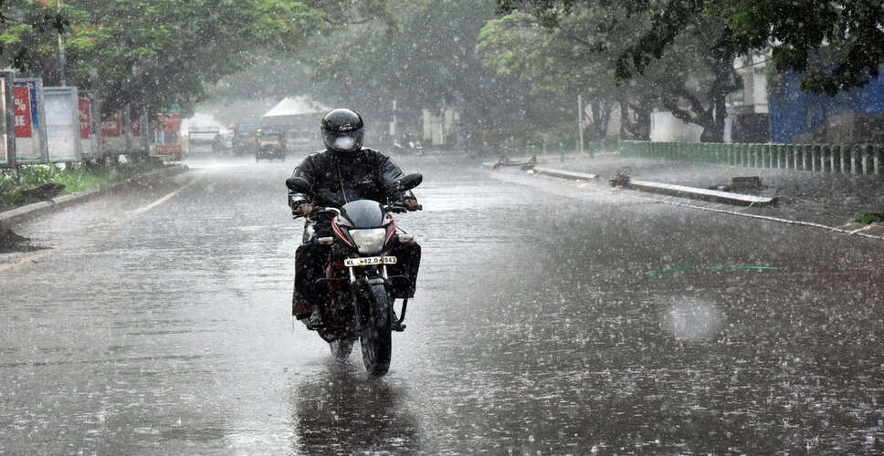 कोलकाता में भारी बारिश से जलभराव और यातायात में बाधा