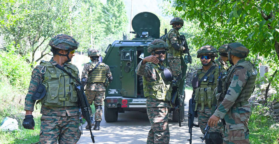 कुलगाम में आतंकवादियों के साथ मुठभेड़, जम्मू में पाक घुसपैठिया गिरफ्तार