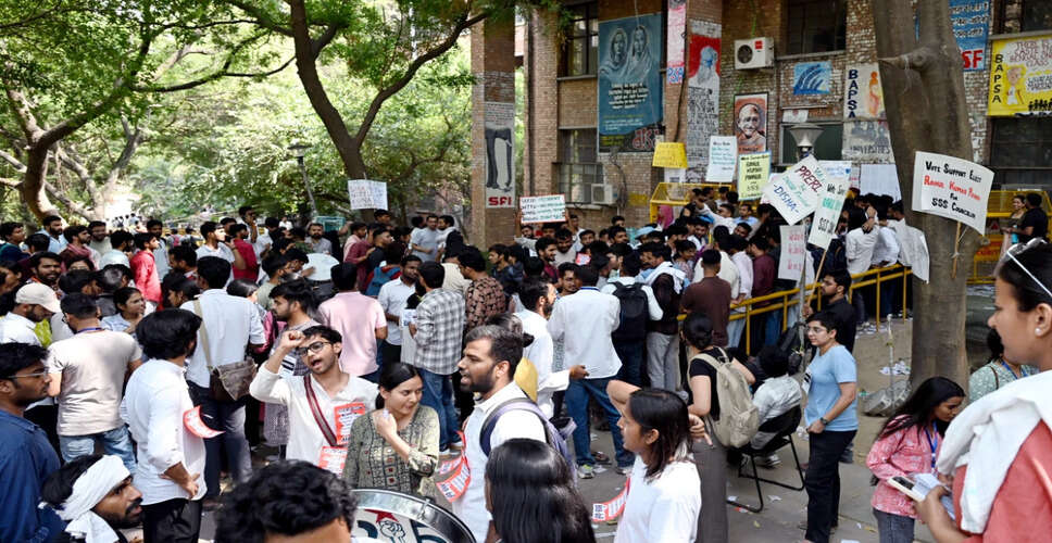 JNU में छात्रों और पुलिस के बीच हिंसक झड़प, 14 गिरफ्तार