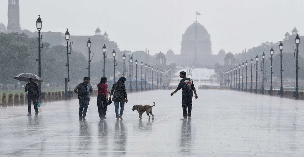 दिल्ली में बारिश और बादलों के साथ मौसम का पूर्वानुमान
