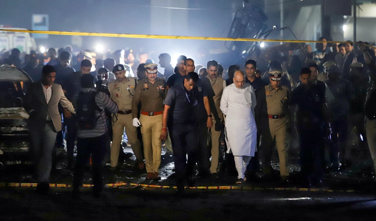 दिल्ली में लाल किले के पास विस्फोट: पुलिस ने दर्ज की प्राथमिकी और की छापेमारी