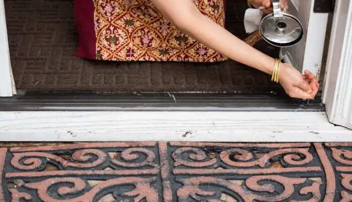 घर की दहलीज से जुड़े महत्वपूर्ण नियम और उनकी महत्ता