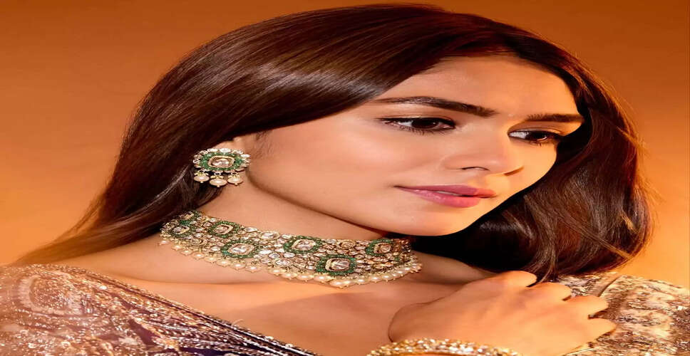 मृणाल ठाकुर का नया लुक: साड़ी में बेमिसाल खूबसूरती