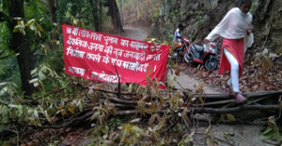झारखंड : सिंहभूम के सारंडा में नक्सलियों ने बूथ तक जाने वाली सड़क को अवरुद्ध किया
