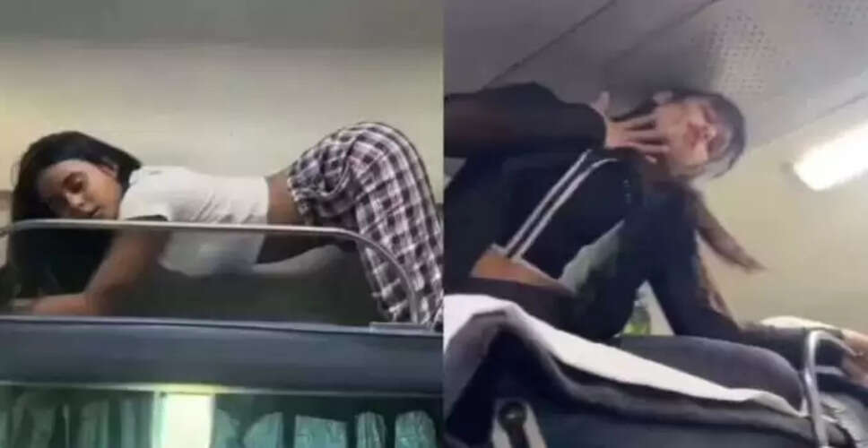 चलती ट्रेन में लड़कियों का बोल्ड डांस, वीडियो हुआ वायरल