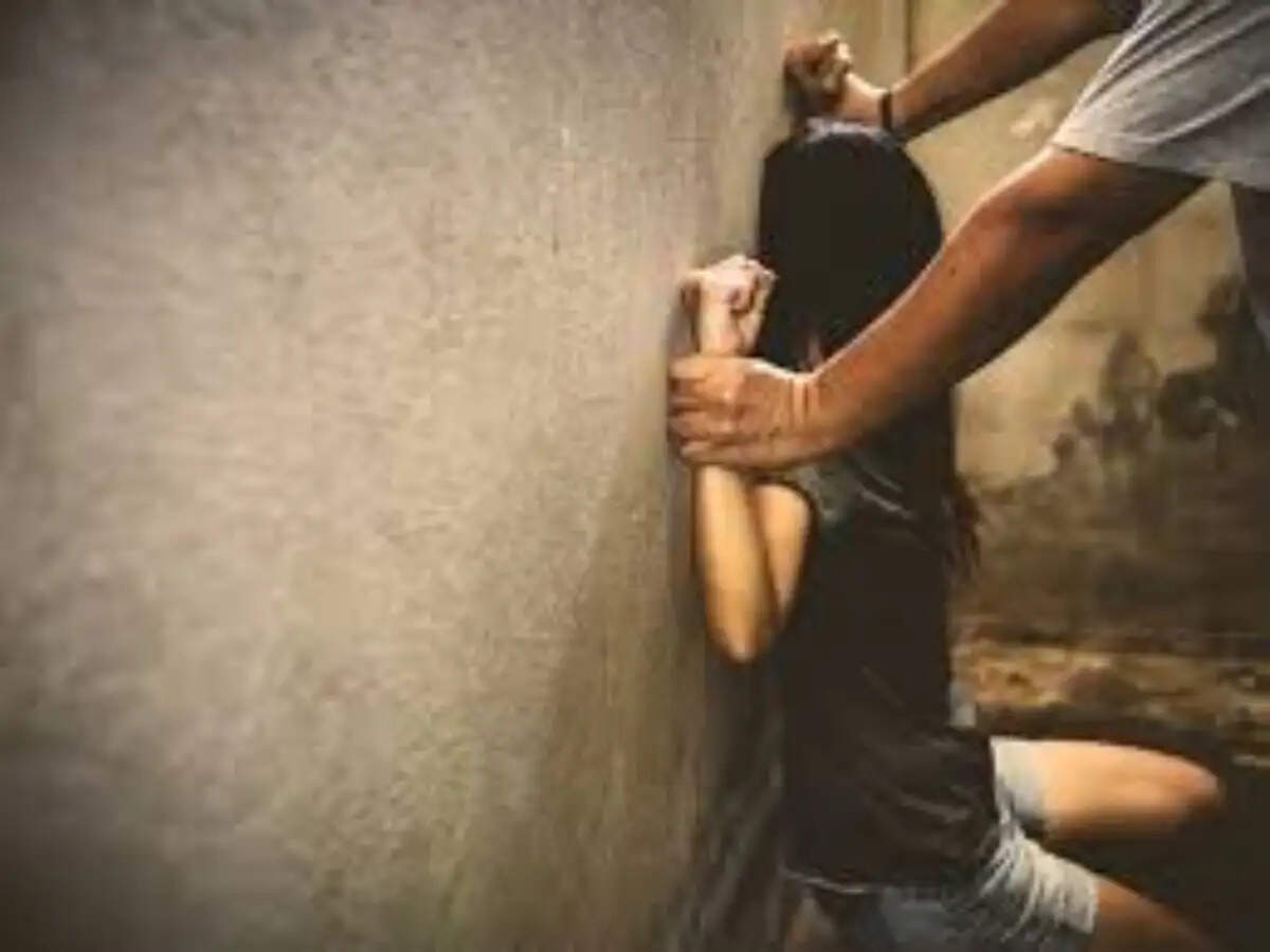 इंदौर में 12 वर्षीय लड़की के सौतेले पिता पर छेड़छाड़ का आरोप