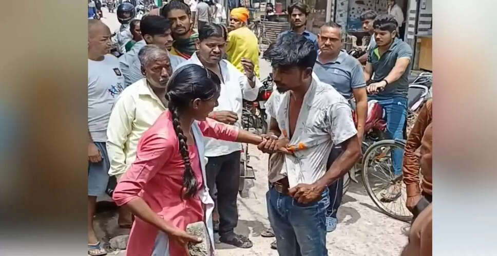 छात्रा ने मनचले को सरेआम पीटा, वीडियो हुआ वायरल