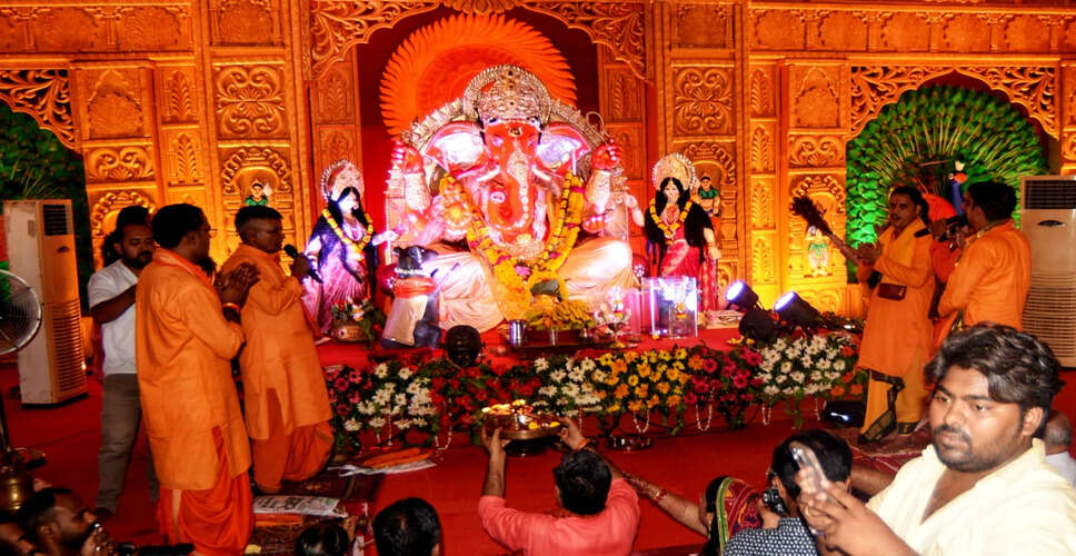 मुंबई में गणेश चतुर्थी उत्सव की धूम, विसर्जन की प्रक्रिया जारी