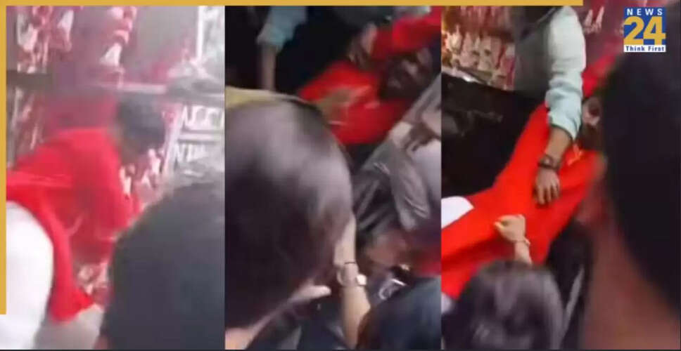मुंबई में गणेश विसर्जन के दौरान महिला भक्त को लात मारने वाला वॉलंटियर वायरल वीडियो में कैद