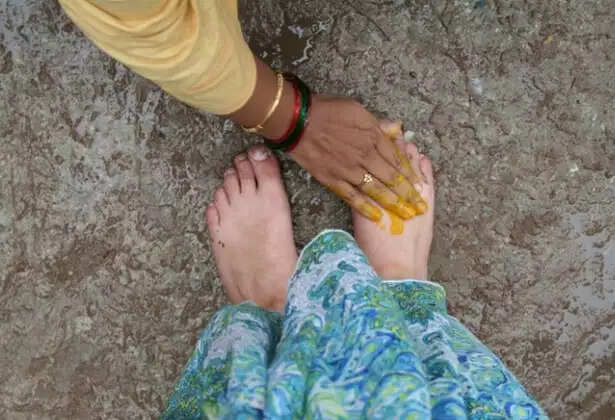 भारतीय संस्कृति में चरण स्पर्श की वर्जनाएं: जानें किन लोगों के पैर नहीं छूने चाहिए