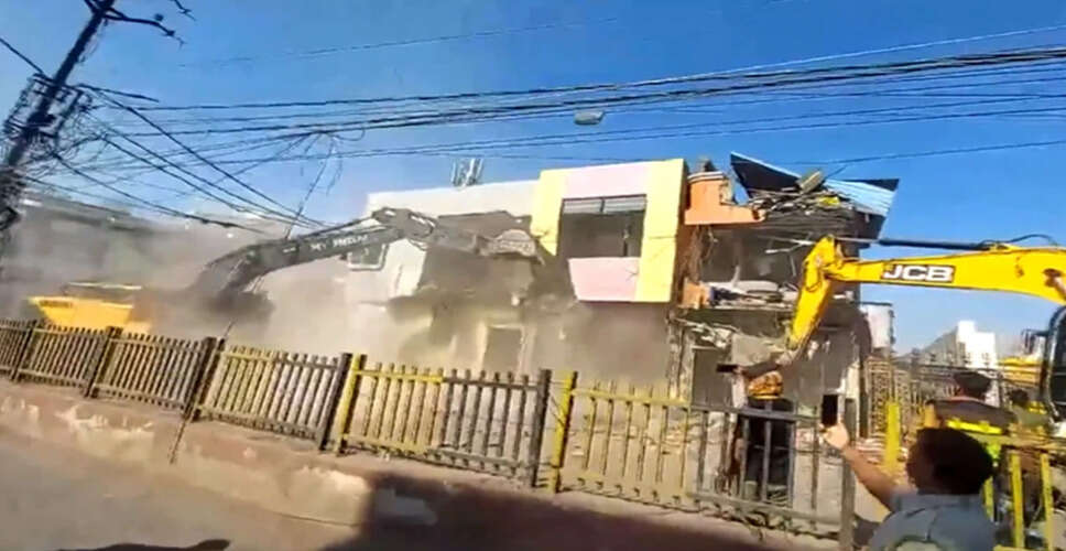 महाकालेश्वर मंदिर के पास अवैध ढांचों का ध्वस्तीकरण