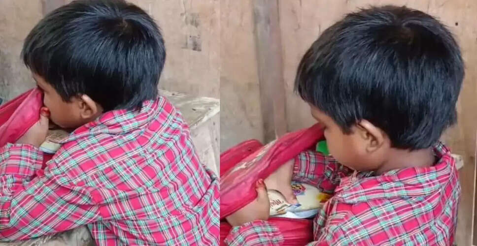बच्चे का बिस्किट खाने वाला वीडियो सोशल मीडिया पर छाया