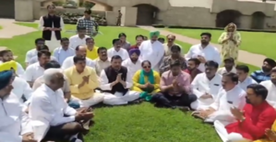 संजय सिंह अन्य विधायकों के साथ पहुंचे राजघाट, बापू का लिया आशीर्वाद