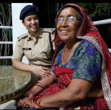 आईपीएस सरोज कुमारी ने जुड़वा बच्चों को दिया जन्म, पारंपरिक वेशभूषा में नजर आईं