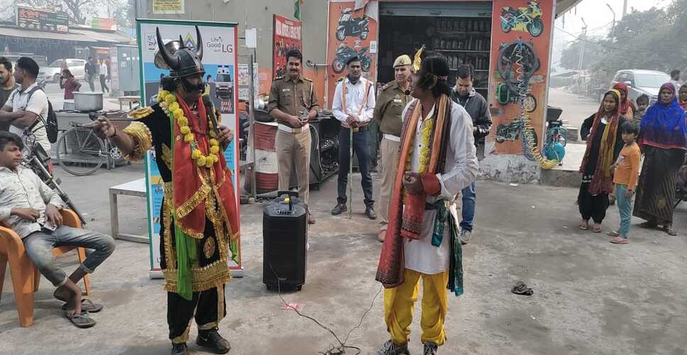 नोएडा में सड़क पर यमराज बनकर घूम रहे ट्रैफिक विभाग के कर्मी, लोगों को कर रहे जागरूक, काटे 5253 चालान