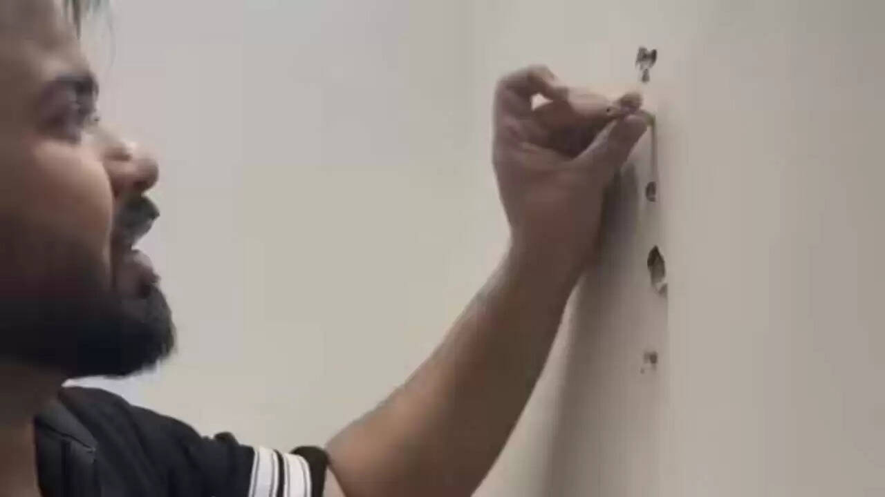 नोएडा के फ्लैट में पेंसिल से दीवार की मजबूती की जांच, वीडियो ने मचाई हलचल