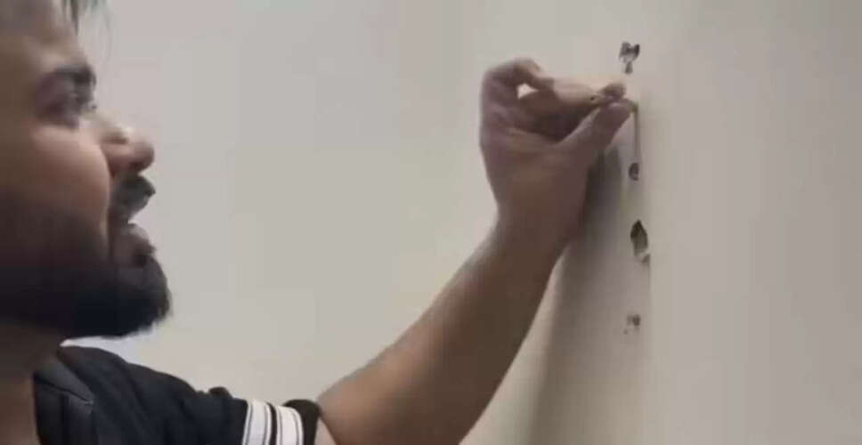 नोएडा के फ्लैट में पेंसिल से दीवार की मजबूती की जांच, वीडियो ने मचाई हलचल