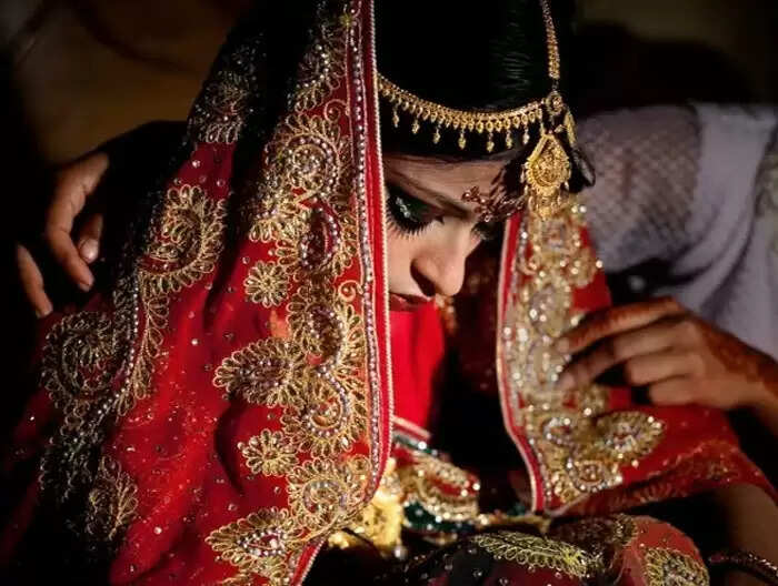 बांग्लादेश की मंडी जनजाति की अनोखी परंपरा: पिता से पति बनने की कहानी