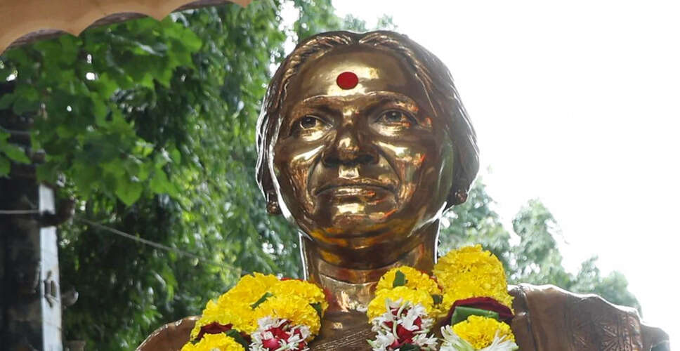 महाराष्ट्र में मीनाताई ठाकरे की प्रतिमा के विरूपण पर राजनीतिक हलचल