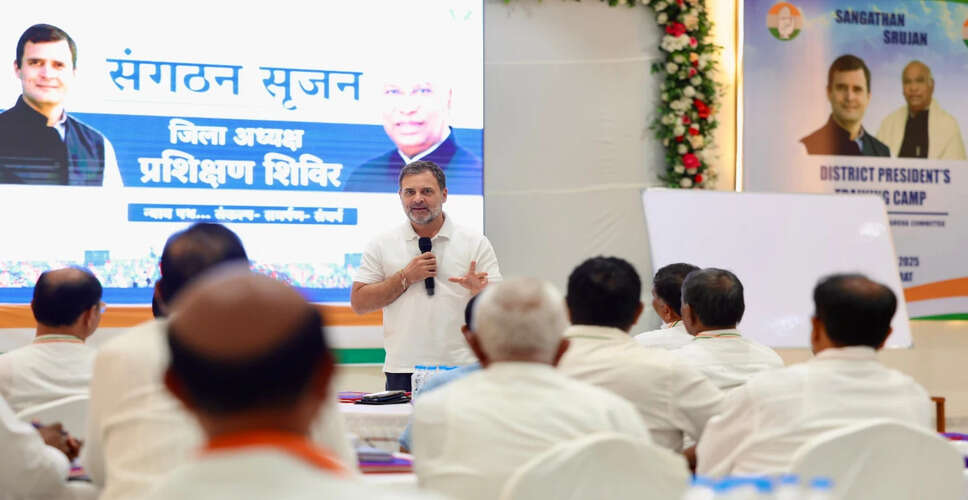 राहुल गांधी ने चुनाव आयोग पर साधा निशाना, गुजरात में भाजपा को हराने की आवश्यकता पर जोर