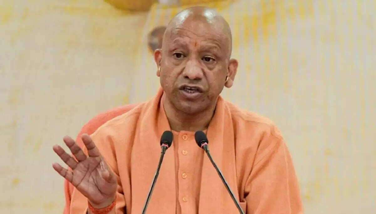 सीएम योगी का सख्त संदेश: सड़कों पर नमाज नहीं, घरों में करें इबादत