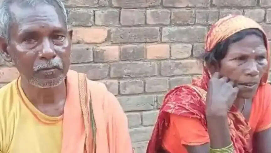 बुजुर्ग जोड़े ने समाज की परवाह किए बिना मंदिर में की शादी