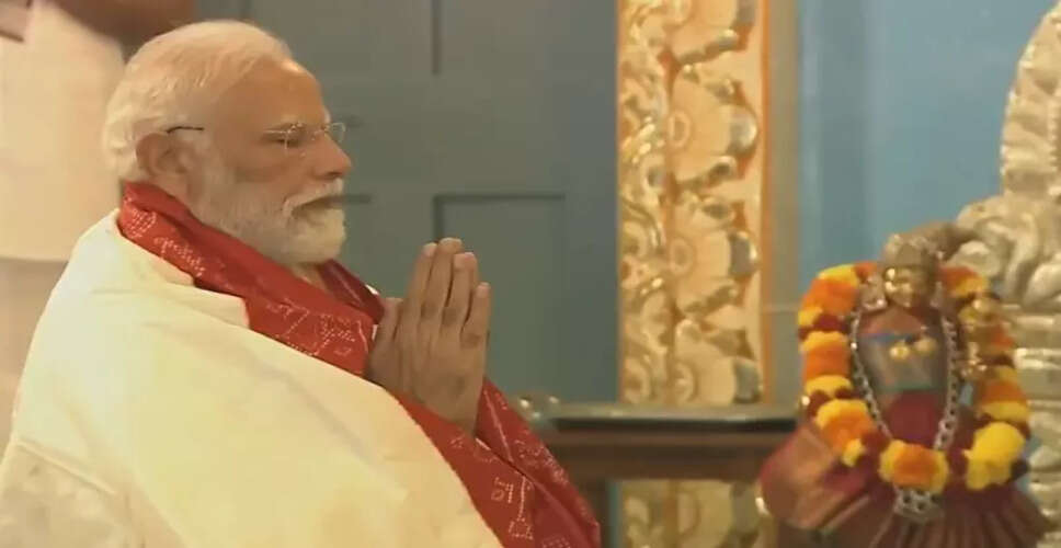 प्रधानमंत्री मोदी ने पुट्टपर्थी में श्री सत्य साईं बाबा को श्रद्धांजलि अर्पित की