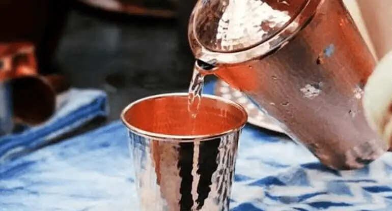 तांबे के बर्तन में पानी पीने के फायदे और संभावित नुकसान