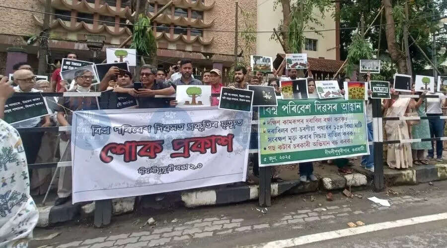 गुवाहाटी में पर्यावरण कार्यकर्ताओं का प्रदर्शन: वृक्षों की कटाई पर चिंता