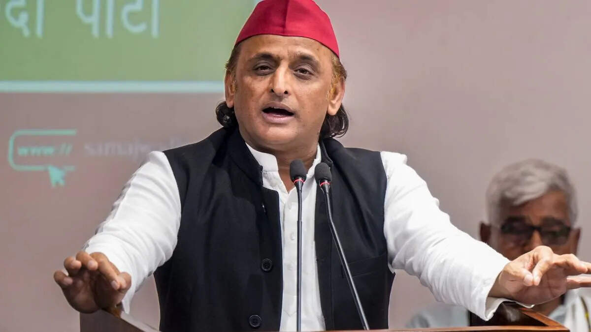 यूपी में सड़क पर नमाज़ पर सियासी विवाद बढ़ा