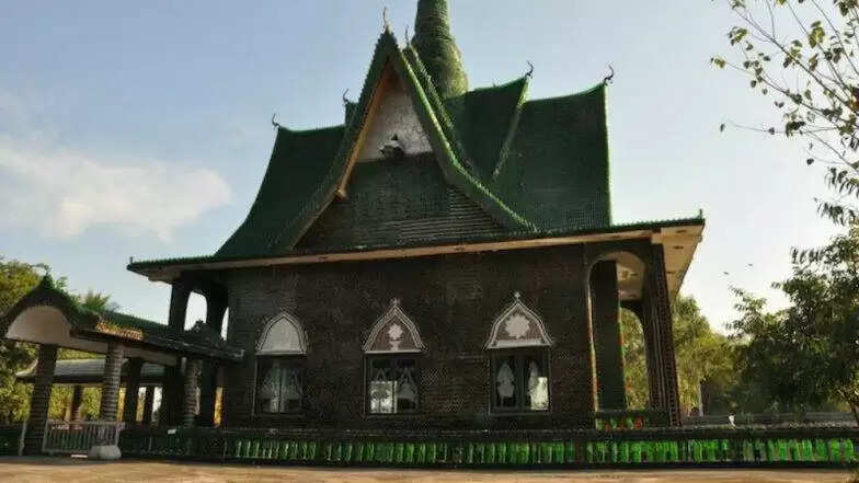 बीयर की बोतलों से बना अनोखा मंदिर: एक अद्भुत निर्माण