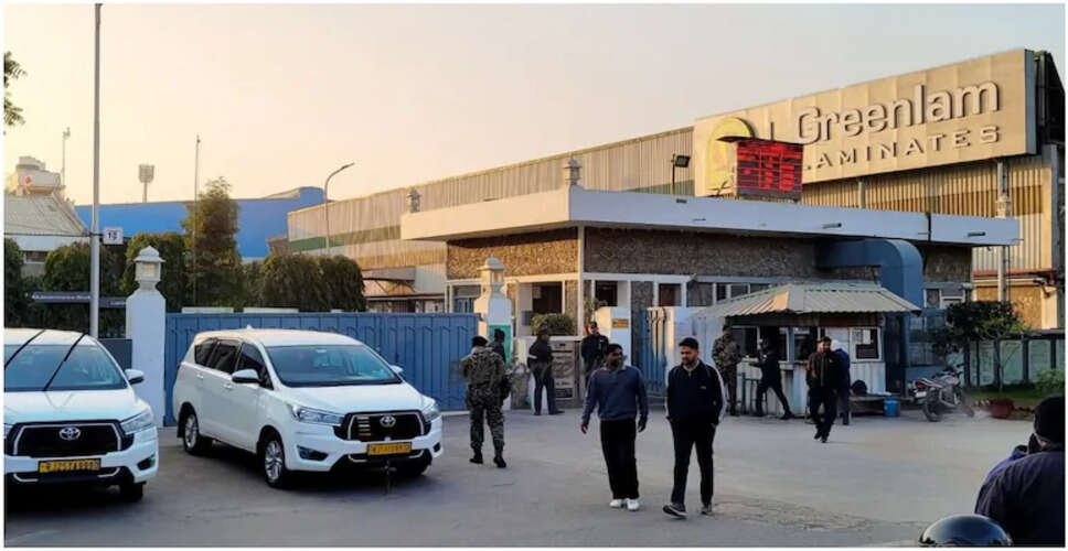 बहरोड़ में आयकर विभाग की छापेमारी: ग्रीनलैम लेमिनेट्स फैक्ट्री पर कार्रवाई