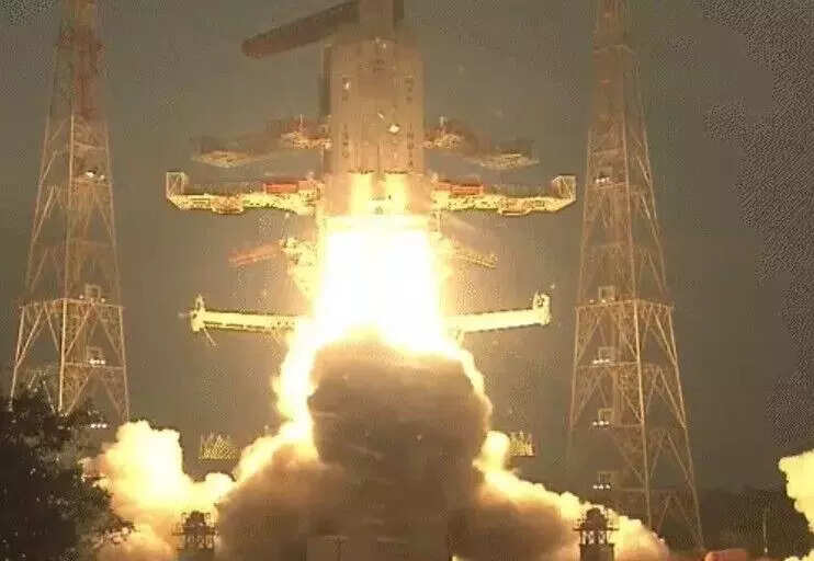 इसरो ने अंतरिक्ष में दिखाई ताकत, लॉन्च किया सबसे भारी सैटेलाइट
