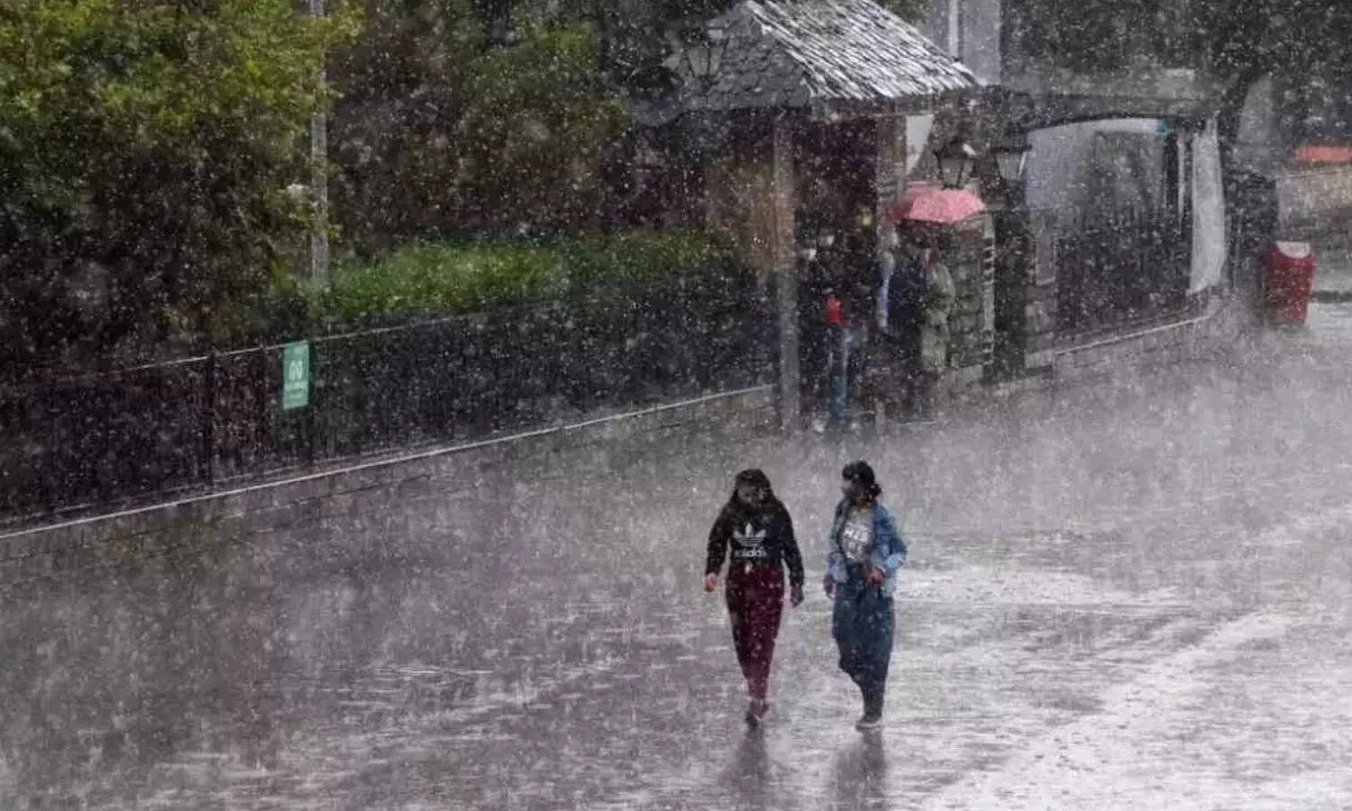 भारत में बारिश का दौर: दिल्ली से लेकर मुंबई तक मौसम में बदलाव