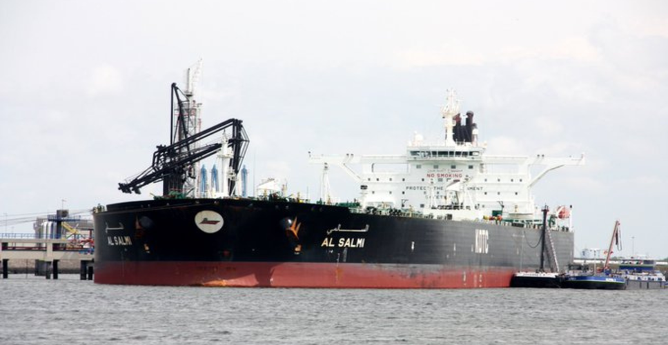 कुवैत का तेल टैंकर दुबई में आग की चपेट में आया