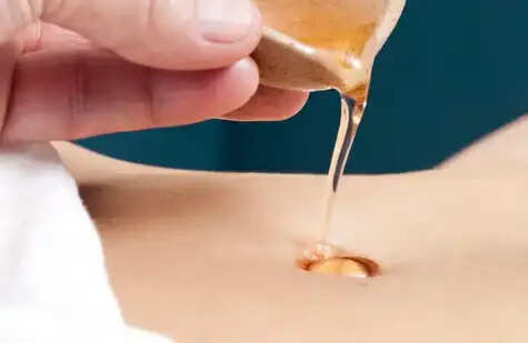 नाभि में तेल डालने के अद्भुत फायदे: जानें कैसे करें इसका उपयोग