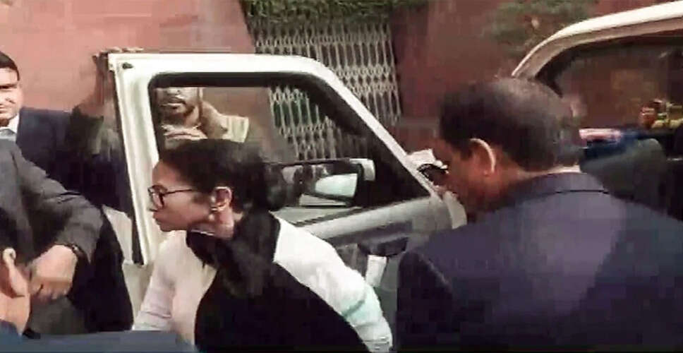 ममता बनर्जी ने सुप्रीम कोर्ट में पेश होकर चुनाव आयोग पर उठाए सवाल