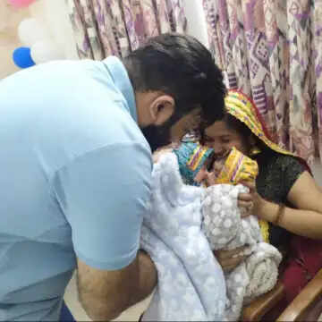 आईपीएस सरोज कुमारी ने जुड़वा बच्चों को दिया जन्म, पारंपरिक वेशभूषा में नजर आईं