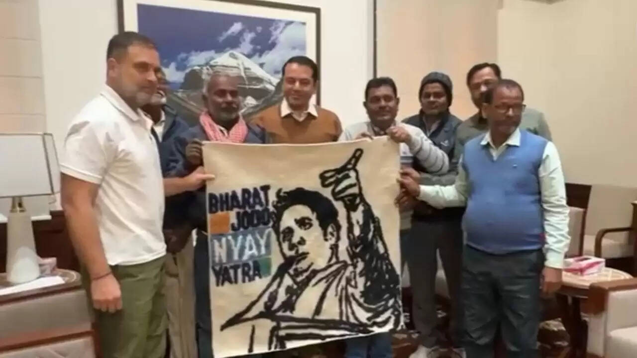 राहुल गांधी ने भदोही के बुनकरों से मुलाकात कर उठाई उनकी समस्याएं