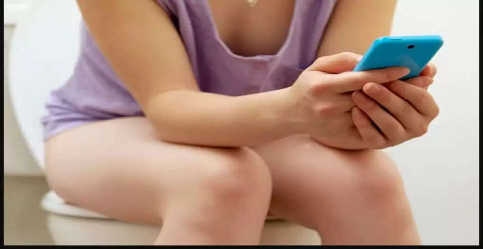 टॉयलेट में मोबाइल का उपयोग: स्वास्थ्य पर पड़ने वाले गंभीर प्रभाव