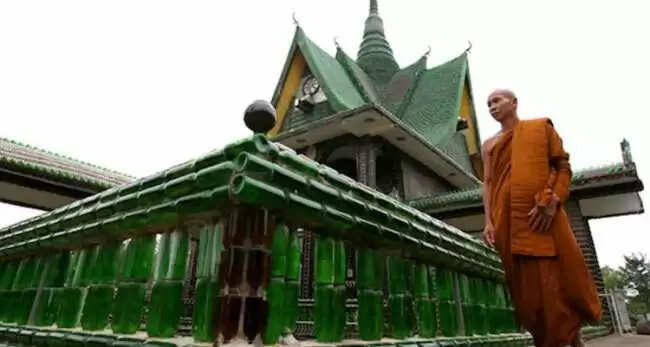 बीयर की बोतलों से बना अनोखा मंदिर: एक अद्भुत निर्माण
