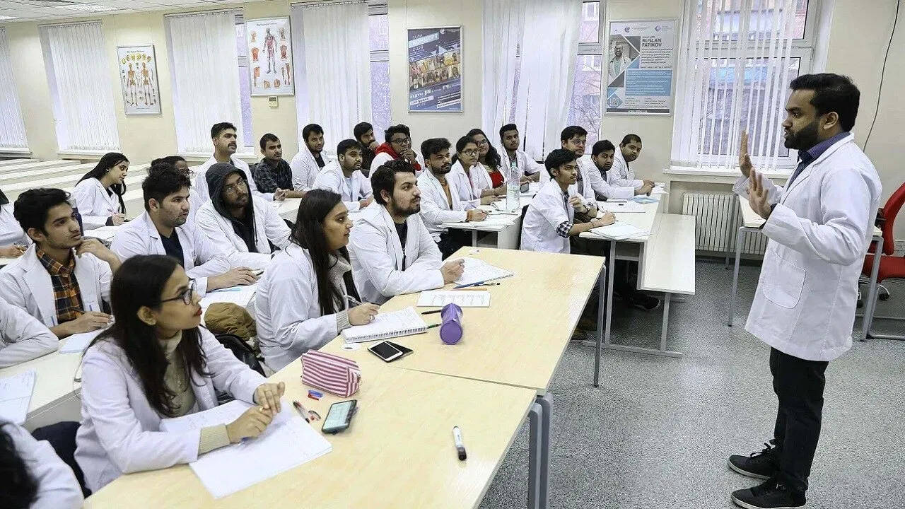 12वीं के बाद मेडिकल करियर के लिए बेहतरीन कोर्स: जानें विकल्प और एंट्रेंस एग्जाम