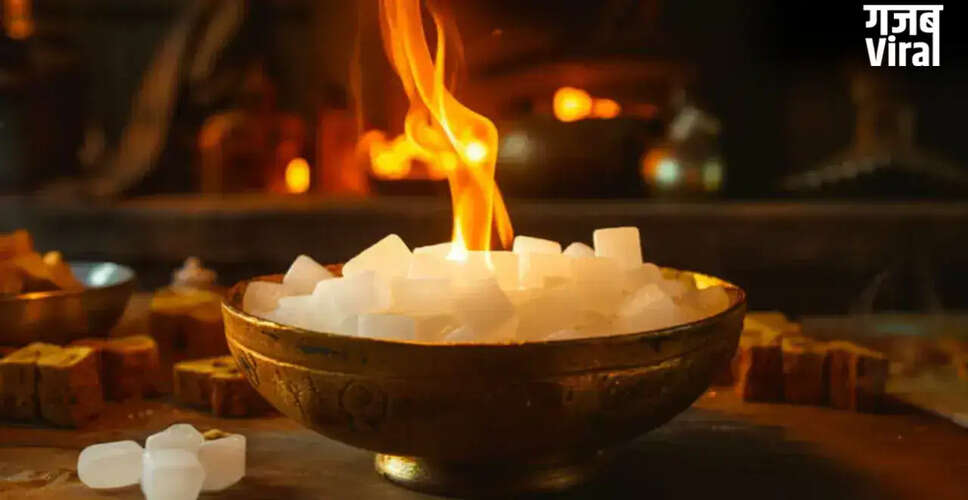 घर में कपूर के उपाय: नकारात्मकता से मुक्ति के लिए प्रभावी तरीके