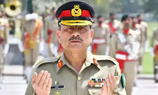 पाकिस्तान में जनरल असिम मुनीर की नई शक्तियाँ: सेना का नया बादशाह