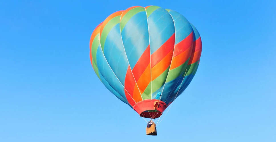 दिल्ली में हॉट एयर बैलून राइड की शुरुआत, लेकिन भीड़ नहीं जुटा पा रही